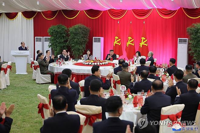 북한, 당 창건 79주년 기념 연회와 공연 진행 (평양 조선중앙통신=연합뉴스) 김정은 북한 국무위원장이 참석한 가운데 노동당 창건 79주년을 기념하는 경축공연과 연회가 지난 10일 노동당 중앙간부학교에서 진행되었다고 조선중앙통신이 11일 보도했다. 2024.10.11 
    [국내에서만 사용가능. 재배포 금지. For Use Only in the Republic of Korea. No Redistribution]
 nkphoto@yna.co.kr