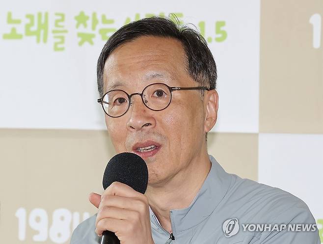 '11월 노찾사 40주년 기념 공연 열린다' (서울=연합뉴스) 이재희 기자 = 11일 오전 서울 중구 클럽806서울에서 열린 '노래를 찾는 사람들' 40주년 기념 공연 기자간담회에서 이병철 음악감독이 인사말을 하고 있다. 이 공연은 11월 2일과 3일 연세대 백주념기념관 콘서트홀에서 열릴 예정이다. 2024.10.11 scape@yna.co.kr