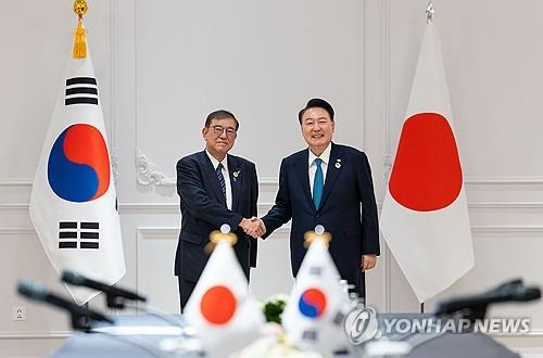 윤석열 대통령, 이시바 총리와 한일 정상회담     (비엔티안=연합뉴스) 홍해인 기자 = 윤석열 대통령이 10일(현지시간) 라오스 비엔티안의 한 호텔에서 열린 한일 정상회담에서 이시바 시게루 일본 신임 총리와 악수하며 기념촬영을 하고 있다. 2024.10.10 [공동취재]
    hihong@yna.co.kr