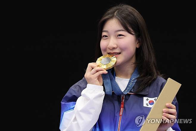 반효진, 하계올림 100번째 금메달 달성 (샤토루[프랑스]=연합뉴스) 임화영 기자 = 29일(현지시간) 프랑스 샤토루 슈팅 센터에서 열린 2024 파리올림픽 사격 공기소총 10m 여자 결선 시상식에서 반효진이 금메달을 목에 걸고 있다.
    한국 사격 대표팀 역대 최연소 선수인 반효진은 우리나라 역대 하계 올림픽 100번째 금메달의 주인공이 됐다.  2024.7.29 hwayoung7@yna.co.kr