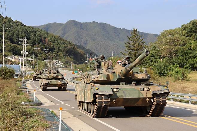 기동하는 K2 전차     (양주=연합뉴스) 육군 8기동사단 K2 전차가 2024년 호국훈련을 앞두고 훈련지역으로 이동하고 있다. 2024.10.11 [육군 8기동사단 제공. 재판매 및 DB 금지]
    andphotodo@yna.co.kr
(끝)