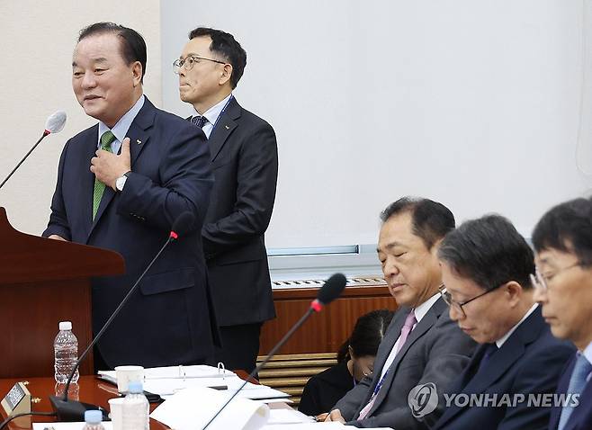 답변하는 정갑윤 한국교직원공제회 이사장 (서울=연합뉴스) 신준희 기자 = 11일 국회에서 열린 교육위원회 국정감사에서 정갑윤 한국교직원공제회 이사장이 의원 질의에 답하고 있다. 2024.10.11 hama@yna.co.kr