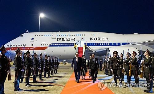 윤석열 대통령 부부, 라오스 비엔티안 도착     (비엔티안=연합뉴스) 진성철 기자 = 아세안 정상회의에 참석하는 윤석열 대통령과 김건희 여사가 9일(현지시간) 라오스 비엔티안 왓타이 국제공항에 도착해 전용기인 공군 1호기에서 내려 도열병을 지나 공항을 빠져나가고 있다. 2024.10.9 [공동취재]
    zjin@yna.co.kr
(끝)