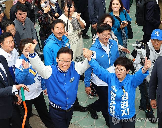 금정구청장 보궐선거 지원유세하는 이재명 (부산=연합뉴스) 손형주 기자 = 더불어민주당 이재명 대표가 9일 오후 부산 금정구 온천천에서 김경지 금정구청장 보궐선거 후보와 함께 유세를 펼치고 있다. 2024.10.9 handbrother@yna.co.kr