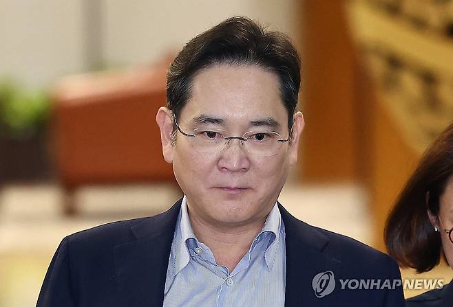 귀국하는 이재용 삼성전자 회장 (서울=연합뉴스) 서대연 기자 = 윤석열 대통령의 동남아 순방에 동행한 이재용 삼성전자 회장이 11일 오후 서울 강서구 서울김포비즈니스항공센터를 통해 귀국하고 있다. 2024.10.11 dwise@yna.co.kr