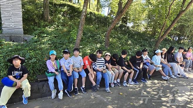 그늘에서 쉬는 강원 양양 남애초 기존 학생들과 농어촌 유학생들.(남애초 제공)