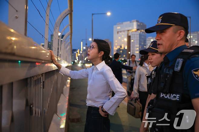 김건희 여사가 10일 ‘세계 자살 예방의 날’을 맞아 서울 마포대교에서 난간의 와이어를 살펴보고 있다. (대통령실 제공) 2024.9.10/뉴스1 ⓒ News1 박지혜 기자