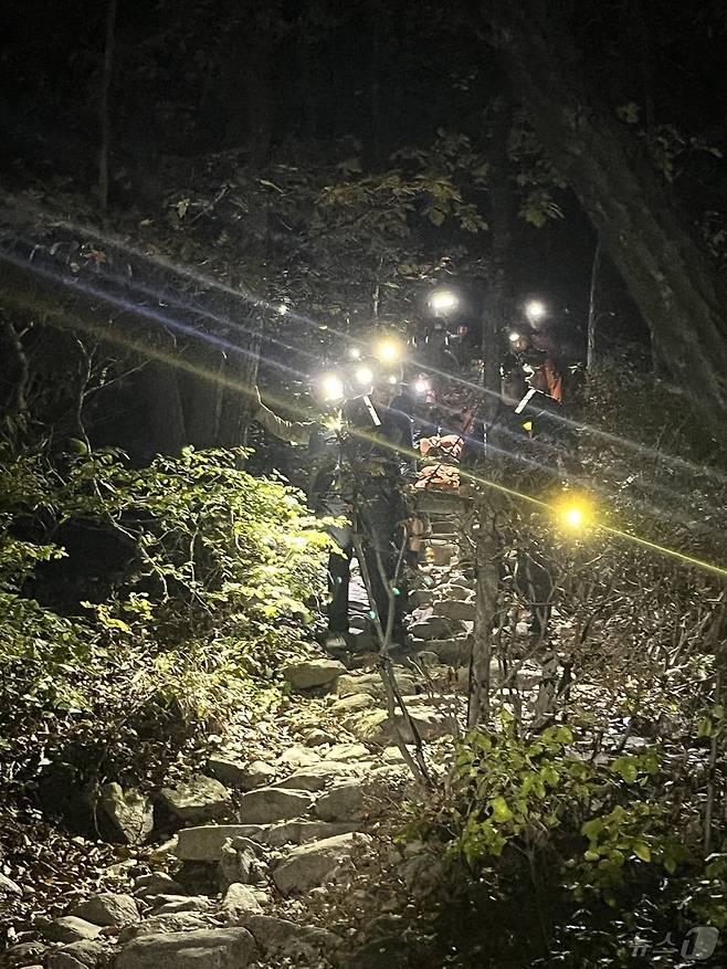 소방 구조대원들에 의해 안전하게 하산 중인 스웨덴 국적 여성.(강원도소방본부 제공)