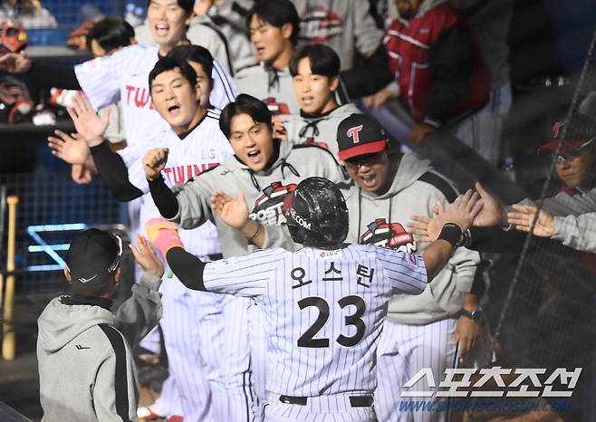 11일 서울 잠실구장에서 열린 KT와 LG의 준PO 5차전. 1회말 2사 2루 김현수의 2루타 때 득점한 오스틴이 환영받고 있다. 잠실=정재근 기자 cjg@sportschosun.com/2024.10.11/