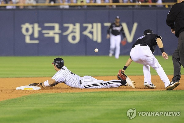 2루 도루에 성공하는 신민재. ⓒ연합뉴스