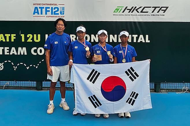 초대 챔피언에 오른 한국 여자 U12 테니스 대표팀 (사진/대한테니스협회)