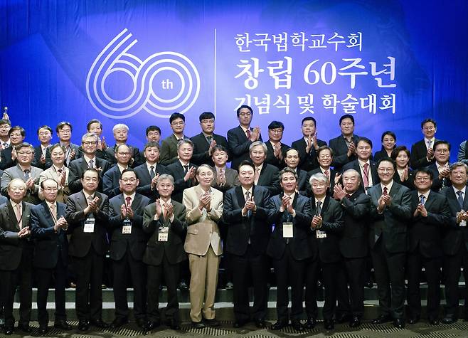 지난 9월 한국법학교수회 창립 60주년 기념식 및 학술대회에 윤석열 대통령 등 3부 요인이 참석한 모습. 이 자리에선 도입 15년 된 로스쿨이 '변시 학원'으로 전락하고 학문으로서의 법학이 외면 당하는 현실을 개탄하며 로스쿨과 변시 제도를 개편해야 한다는 성토가 쏟아졌다. /대통령실