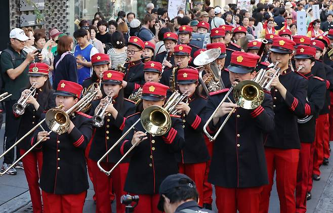 대한제국 양악대 창립 123주년 기념 탑골공원 대음악축제가 열린 12일 오후 서울 종로구 인사동길에서 행진하던 대한제국 양악대가 ‘아리랑’을 연주하고 있다. 김혜윤 기자 unique@hani.co.kr