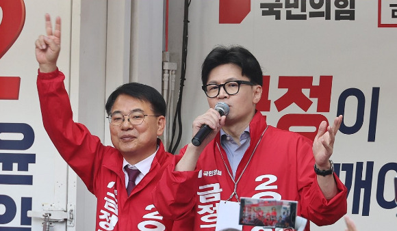 국민의힘 한동훈 대표가 지난 9일 오후 부산 금정구 부산대 정문 앞에서 10·16 재보궐선거에 출마한 윤일현 금정구청장 후보의 유세를 지원하고 있다. [사진=연합뉴스]