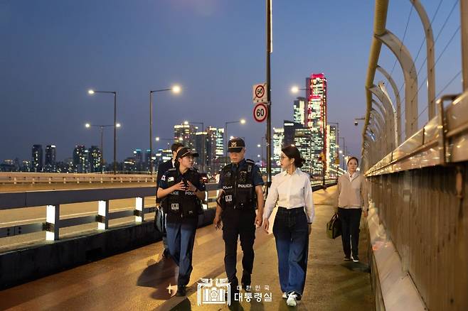 김건희 여사가 지난달 10일 ‘세계 자살 예방의 날’을 맞아 서울 마포대교에서 마포경찰서 용강지구대 근무자와 함께 도보 순찰을 하는 모습. (사진, 대통령실)