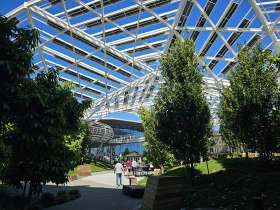 지난달 26일(현지시간) 미국 캘리포니아주 산타클라라에 위치한 엔비디아 본사 건물 ‘보이저’와 ‘엔데버’를 잇는 산책길. 실리콘밸리=이희권 기자