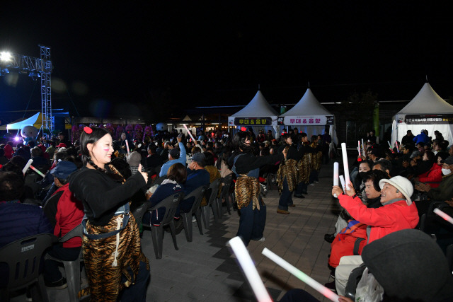 ▲ 제16회 안흥찐빵축제가 11일 안흥모락모락마을 일원에서 개막한 가운데 축제장을 찿은 주민들이 축하공연을 보며 즐거워하고 있다.