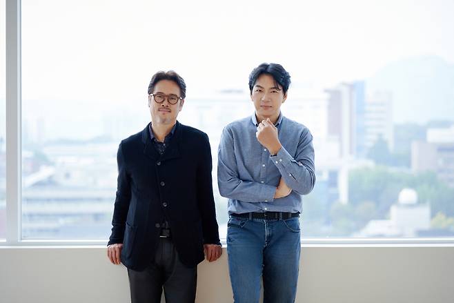 Veteran stage actor Nam Kyung-ju (left) and TV star Song Il-kook pose for photos during an interview held Monday in Seoul. (YNK Holdings)