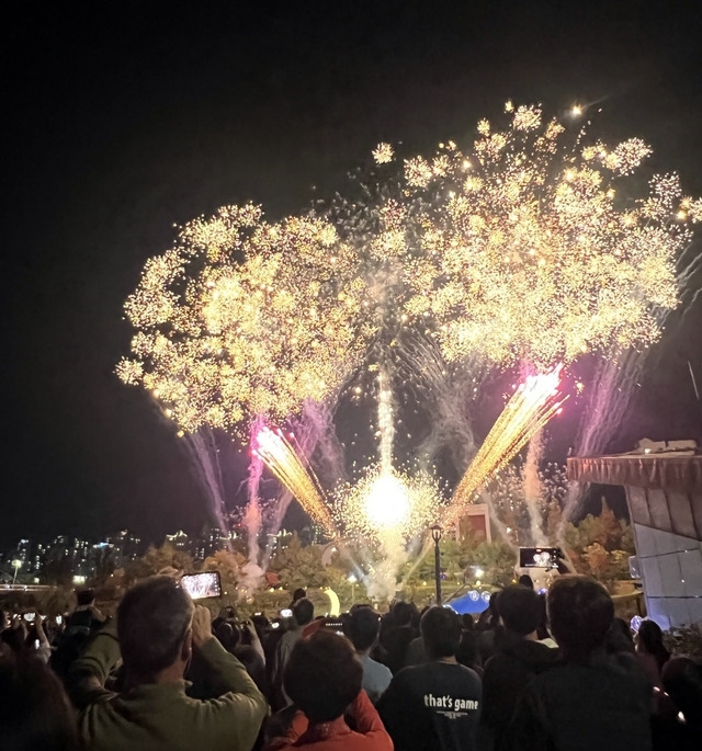 김포 라베니체 축제 불꽃쇼를 즐기고 있는 시민들. 김포시 제공