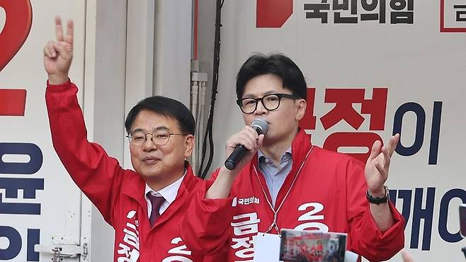 국민의힘 한동훈 대표가 9일 오후 부산 금정구 부산대 정문 앞에서 10·16 재보궐선거에 출마한 윤일현 금정구청장 후보의 유세를 지원하고 있다/사진=연합뉴스