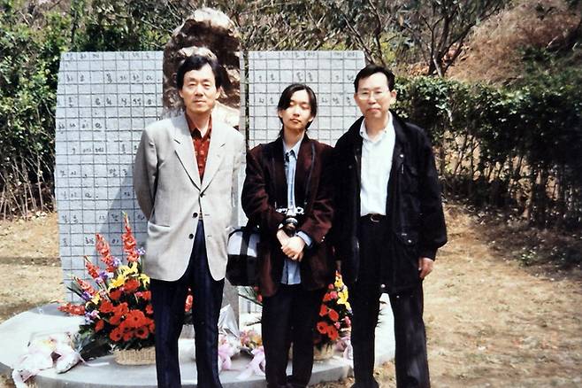 1995년 24세 때 전남 목포문학관 뜰의 문학평론가 김현의 기념비를 찾은 소설과 한승원(왼쪽)과 한강. [연합뉴스 한승원 작가 제공]