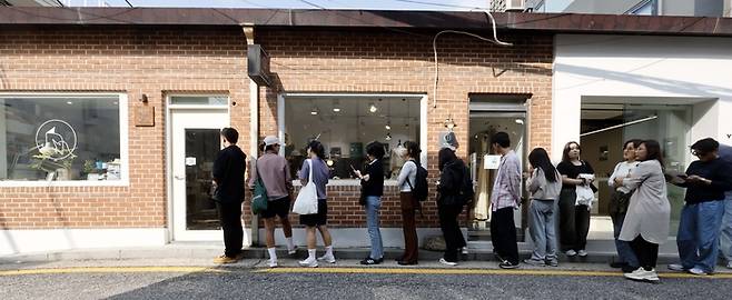 11일 2024년 노벨문학상을 수상한 작가 한강이 운영하는 서울 종로구의 한 서점에 입장하기위해  줄을 서고있다. 2024.10.11 [김호영 기자]