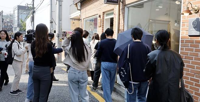 11일 2024년 노벨문학상을 수상한 작가 한강이 운영하는 서울 종로구의 한 서점에 입장하기위해  줄을 서고있다. 2024.10.11 [김호영 기자]