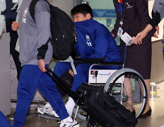 요르단 원정에서 승리를 거둔 대한민국 축구국가대표팀 황희찬이 11일 오후 인천국제공항 제1여객터미널을 통해 귀국하고 있다. / 사진=뉴시스 이영환 기자  /사진=이영환