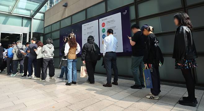 11일 오전 서울 종로구 교보문고 광화문점에서 시민들이 노벨 문학상을 수상한 소설가 한강의 책을 줄서서 구매하고 있다. [사진, 연합뉴스]