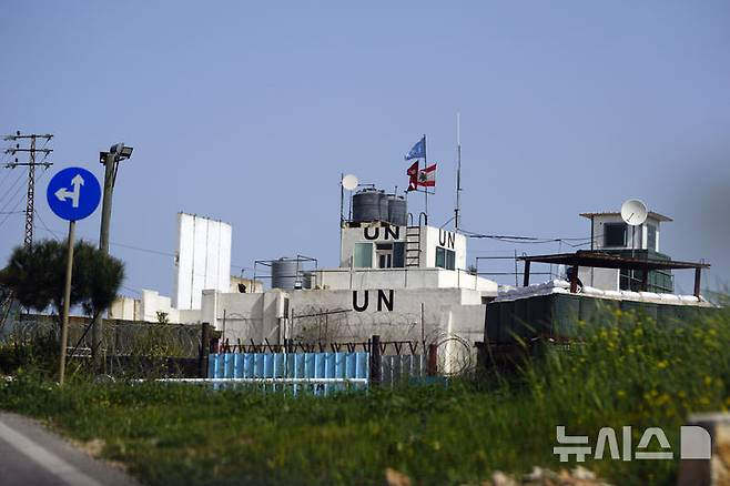 [마르카바=AP/뉴시스]레바논 남부 이스라엘 국경지대에 주둔한 유엔 평화유지군(UNIFIL)의 기지. 이스라엘군이 10일(현지시각) 레바논 남부 나쿠라 지역의 UNIFIL 초소를 공격해 유엔군 병사 2명이 부상하고 통신장비와 차량이 파괴된 것과 관련 프랑스, 이탈리아, 스페인 지도자들이 11일 공동성명을 내 비난했다.  2024.10.12.