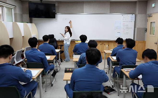 [서울=뉴시스] 이영환 기자 = 수능을 한 달 여 앞둔 지난 11일 서울 구로구 서울남부교도소 내 만델라 소년학교에서 수능 준비반 소년수들이 수업을 듣고 있다. 2024.10.13. 20hwan@newsis.com