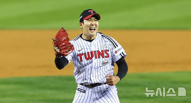 [서울=뉴시스] 전신 기자 = 11일 서울 송파구 잠실야구장에서 열린 2024 KBO 포스트시즌 준플레이오프 5차전 kt 위즈와 LG 트윈스의 경기에서 7회초 2사 1, 3루 LG 손주영이 kt 오윤석을 삼진 아웃 시킨 뒤 기뻐하고 있다. 2024.10.11. photo1006@newsis.com