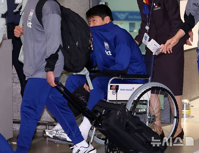 [인천공항=뉴시스] 이영환 기자 = 요르단 원정에서 승리를 거둔 대한민국 축구국가대표팀 황희찬이 11일 오후 인천국제공항 제1여객터미널을 통해 귀국하고 있다. 2024.10.11. 20hwan@newsis.com