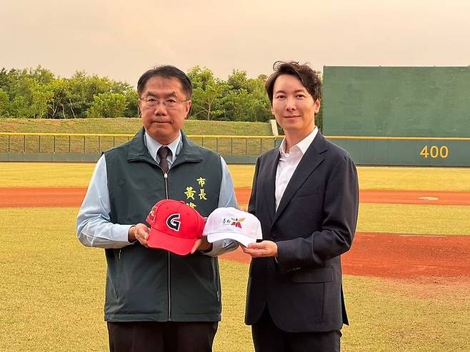 박준혁(오른쪽) 롯데 자이언츠 단장과 황웨이저 타이난 시장. (사진=롯데 제공) *재판매 및 DB 금지