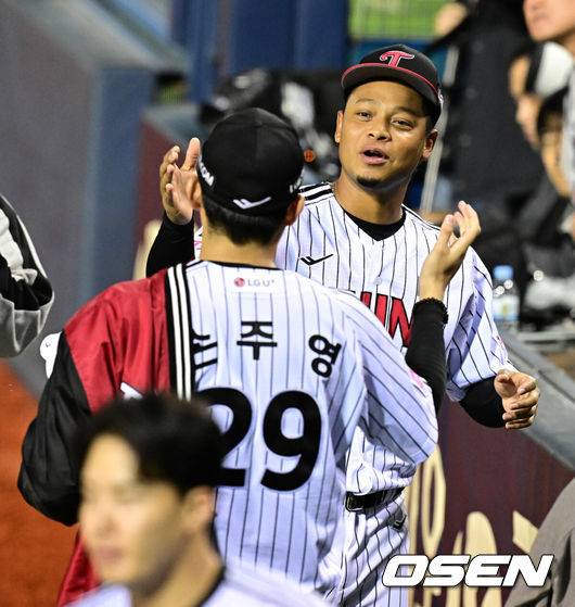 [OSEN=잠실, 지형준 기자] 프로야구&nbsp;LG 트윈스가 KT 위즈의 기적을 잠재웠다.&nbsp;프로야구 LG는&nbsp;11일 서울 잠실구장에서 열린 2024 KBO리그 포스트시즌&nbsp;준플레이오프(5전 3선승제) 최종 5차전에서 KT를 4-1로 꺾고 시리즈 성적 3승 2패로&nbsp;플레이오프 진출 티켓을 거머쥐었다.LG 에르난데스, 손주영이 승리를 기뻐하고 있다. 2024.10.11 / jpnews@osen.co.kr