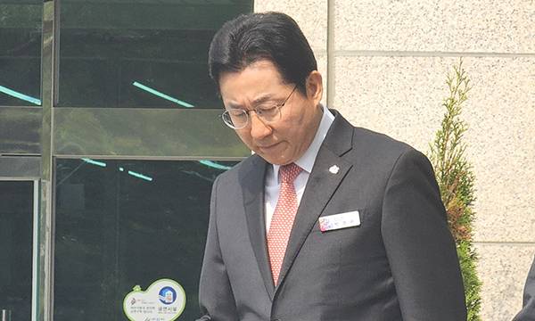 박경귀 전 충남 아산시장이 지난 8일 대법원에서 당선무효형이&nbsp;확정되자 시장실에서 나와 침통한 표정으로 시청밖으로 나서고 있다.
