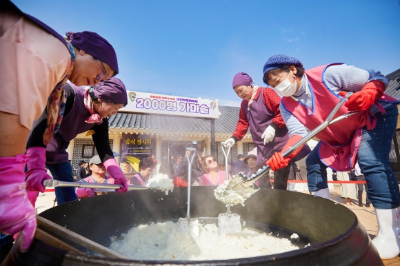 이천쌀문화축제 볼거리 중 하나인 대형 무쇠가마솥에 2000명분의 쌀밥을 짓는 이벤트. 사진은 지난해 축제 장면 이천시 제공