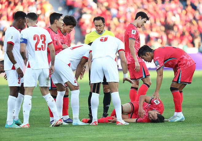 ▲ 축구 선수 부상을 분석하는 사이트 ‘피지오 스카우트’는 ”황희찬이 월드컵 아시아 예선요르단전에서 경기 중 발목 부상을 당해 교체됐다. 심각한 태클로 인해 발목이 강제로 꺾이면서 꺾이면서 높은 등급의 발목 염좌 또는 족근관절염(신데스모시스 손상)에 대한 우려가 제기되고 있다“라고 알렸다. 수술시 회복 기간을 최대 10주로 예상했다. 대한축구협회는 황희찬 부상 공백을 대체 자원 발탁으로 일단 메웠다. 파울루 벤투 감독 체제였던 2019년 6월 이후 무려 5년 4개월 만에 이승우가 국가대표팀에 소집됐다 ⓒ연합뉴스