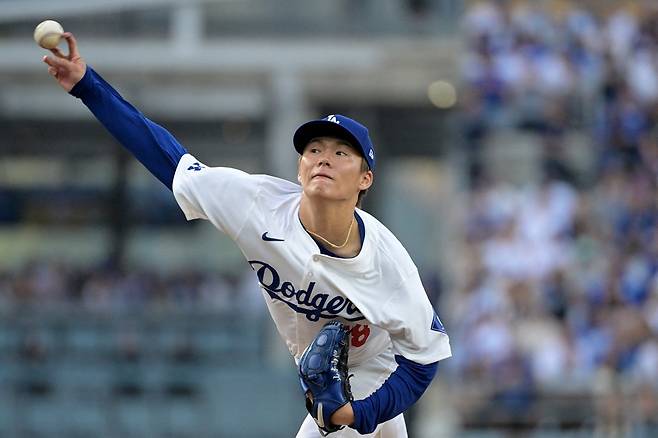 LA 다저스 투수 야마모토가 12일(한국시간) 미국 캘리포니아주 로스앤젤레스 다저스타디움에서 열린 2024 메이저리그 디비전 시리즈 샌디에이고 파드리스와 5차전에 선발 등판해 5이닝 무실점으로 호투했다. AFP 연합뉴스