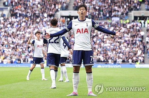 영국 매체 풋볼 런던 소속이자 토트넘 홋스퍼 소식에 정통한 알레스데어 골드 기자에 따르면 토트넘은 손흥민 계약에 연장 옵션이 있기에 재계약 협상을 서두르지 않고 있다. 손흥민의 계약 기간은 2025년 6월에 만료되는데 계약기간을 2026년 6월까지 1년 연장할 수 있는 옵션이 포함됐다. 연합뉴스