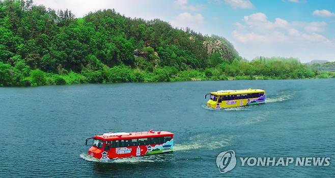 부여 백마강 수륙양용버스 모습 [부여군 제공]