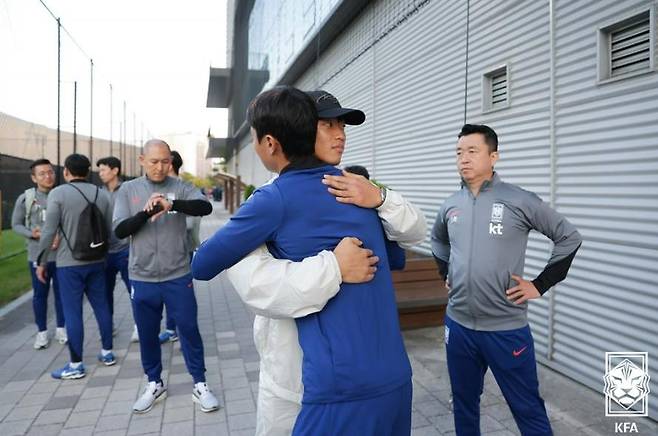 부상으로 대표팀에서 소집해제된 황희찬이 백승호와 작별 인사를 나누는 장면  [대한축구협회 제공. 재판매 및 DB 금지]