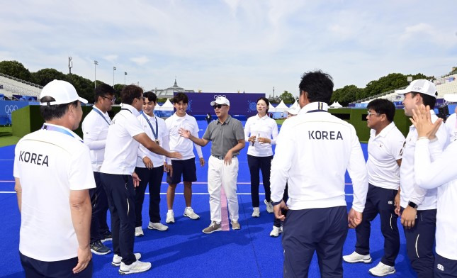 정의선 현대차그룹 회장이 지난 8월 2024 파리올림픽 양궁 전 종목 석권 직후 박성수(왼쪽 셋째) 남자팀 감독을 비롯 국가대표팀 선수 및 코칭스태프를 격려하고 있다./사진=현대차그룹