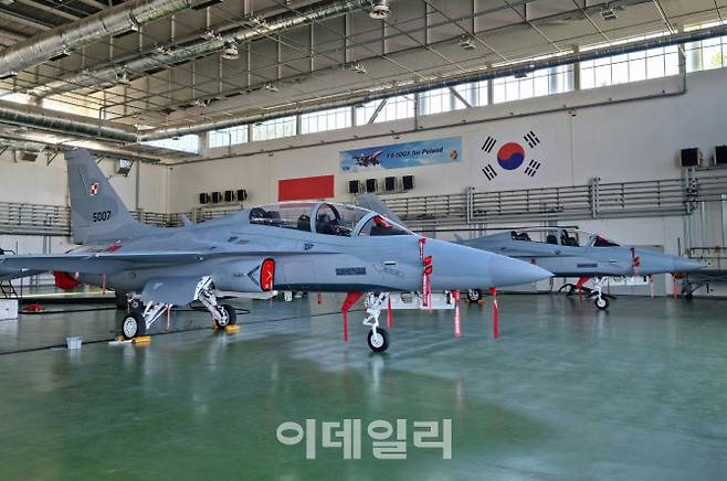 폴란드 민스크 마조비에츠키에 위치한 공군 제23전술비행단 내 격납고에 꾸려진 KAI 기지사무소. 부품 수급 문제로 일부 항공기가 운항을 못하고 대기하고 있다. (사진=김관용 기자)