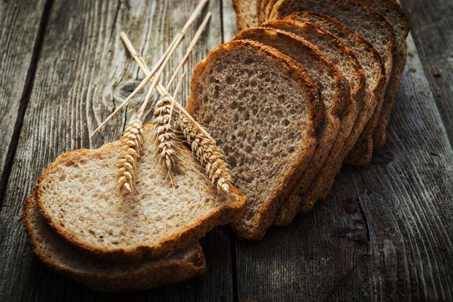 아침에 잡곡밥, 통밀빵을 먹으면 혈당을 낮게 천천히 올리고 살이 덜 찔 수 있다. [사진=게티이미지뱅크]