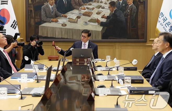 이창용 한국은행 총재가 11일 서울 중구 한국은행에서 열린 금융통화위원회 통화정책방향 회의를 주재하고 있다. 2024.10.11/뉴스1 ⓒ News1 사진공동취재단