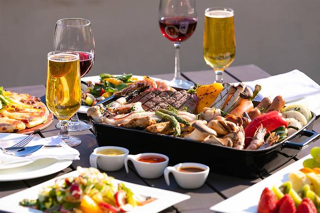 켄싱턴호텔앤리조트는 캠핑하기 좋은 가을 날씨를 맞아 지점별 특색있는 바비큐 상품이 포함된 '올 어바웃 바비큐'(All about BBQ) 기획전을 11월 20일까지 선보인다.(켄싱턴호텔앤리조트제공)