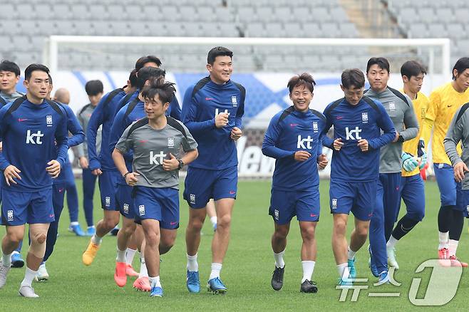 대한민국 축구대표팀 김민재, 이승우를 비롯한 선수들이 13일 경기 용인시 용인미르스타디움에서 훈련하고 있다. 황희찬·엄지성의 부상으로 이승우와 문선민을 대체 발탁한 홍명보호는 오는 15일 이라크와 북중미 월드컵 아시아 예선 조별리그 4차전을 치른다. 2024.10.13/뉴스1 ⓒ News1 신웅수 기자