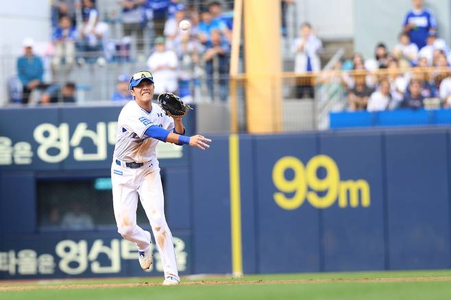 삼성 이재현이 13일 대구삼성라이온즈파크에서 열린 2024 KBO 플레이오퍼 1차전 LG와 경기에서 내야 땅볼 타구를 처리하고 있다. 사진 | 삼성 라이온즈