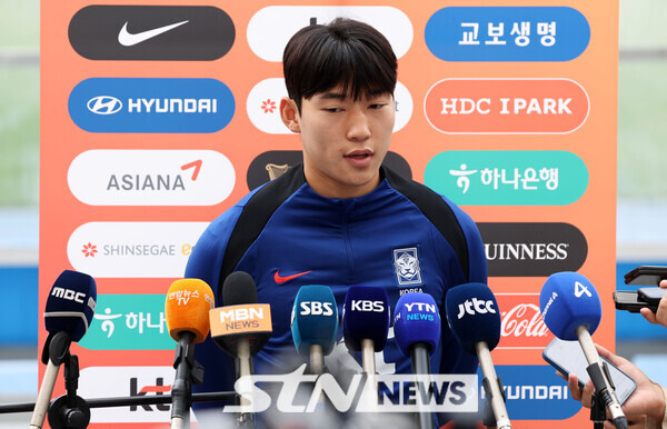 대한민국 축구 국가대표팀 배준호가 13일 경기도 용인 미르스타디움에서 훈련 전 인터뷰하고 있다. 대표팀은 15일 오후 8시 용인미르스타디움에서 이라크와 2016 북중미 월드컵 아시아지역 3차 예선 4차전 홈 경기를 치른다. 사진┃뉴시스